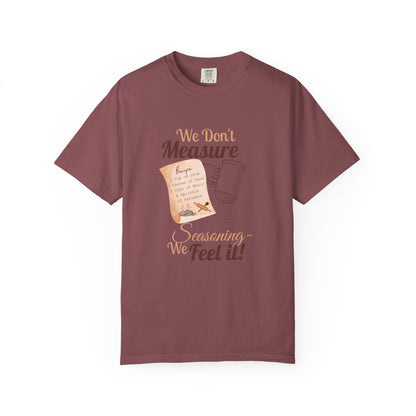 Cozy T-Shirt: "We Don't Measure Seasoning, We Feel It!" - Perfect for Home Cooks & Food Lovers